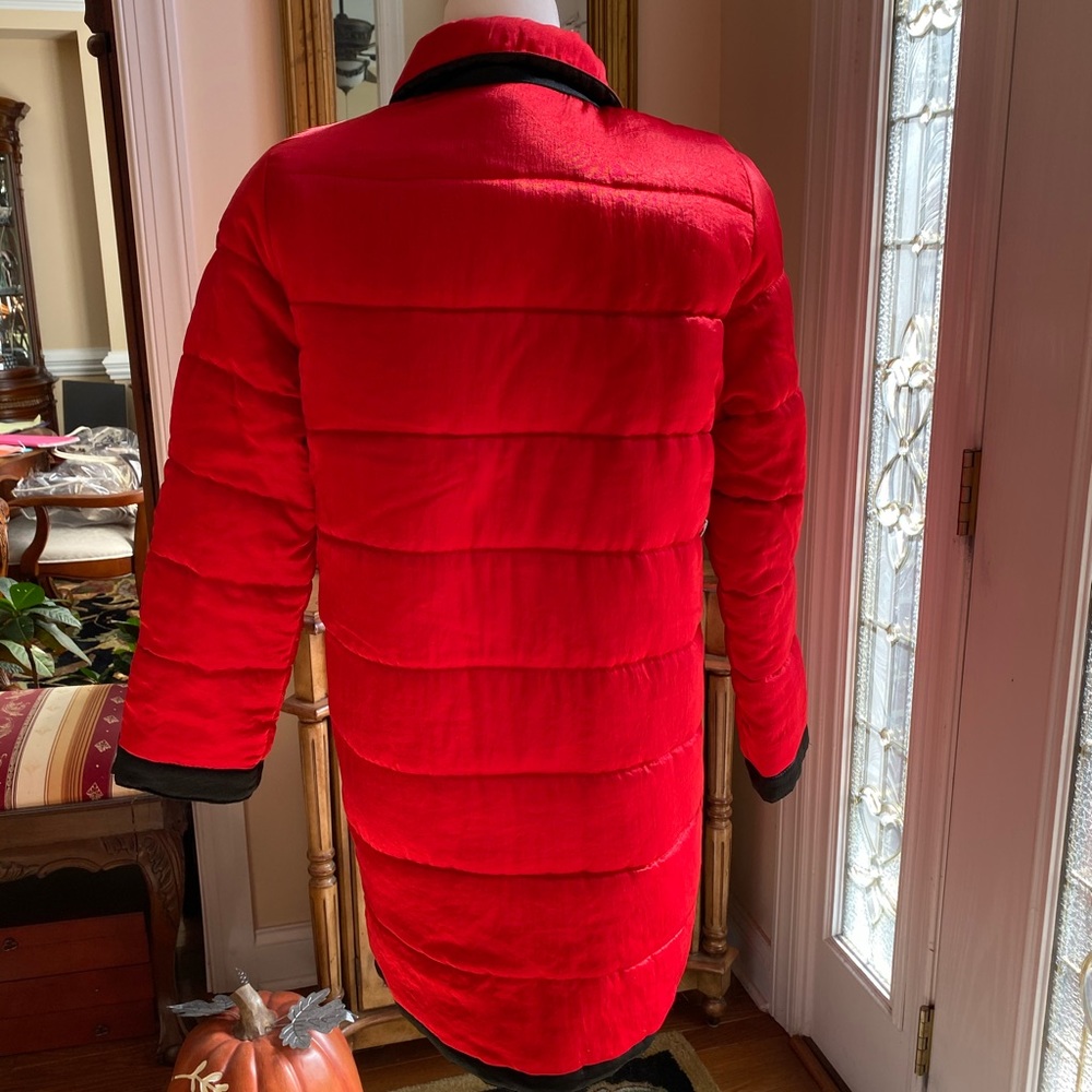 Vintage red puffer coat with black trim. Size Medium - Picture 2 of 4